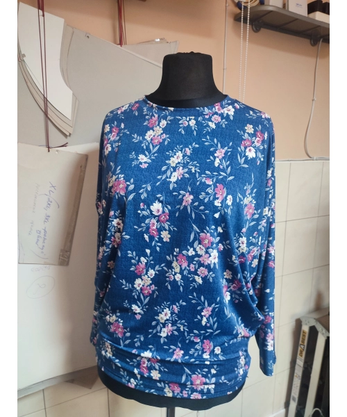 Wzorzysta bluzka Oversize z lejącego materiału - pudrowe kwiatuszki